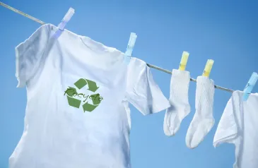 Vyprané tričko se symbolem recyklace
